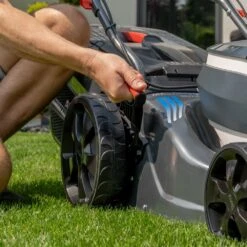 AL-KO 36V 46.2 Li SP Comfort 3-in-1 Self-Propelled Cordless Lawn Mower (with 1 X 4Ah Battery & Fast Charger) -Garden Tool Store al ko comfort 46.2 li sp lawnmower hoc close 1 1