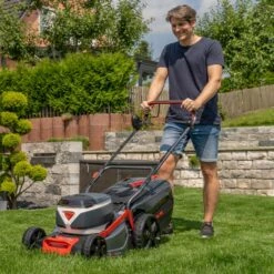 AL-KO 36V 46.2 Li SP-W Comfort 3-in-1 Self-Propelled Cordless Lawn Mower (with 2 X 4Ah Batteries & Fast Charger) -Garden Tool Store al ko comfort 46.2 li sp w lawnmower lifestyle 2 1