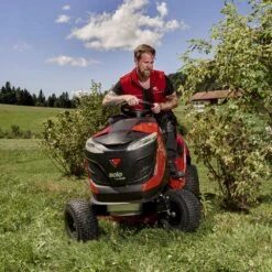 Solo By AL-KO T 15-103 HD-A Comfort 103cm/42" Hydrostatic Rear Collect Lawn Tractor -Garden Tool Store al ko t13 93.3hd lawn tractor lifestyle 2 4