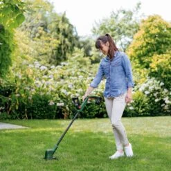 Bosch EasyGrassCut 18-230G 23cm 18V Cordless Grass Trimmer / Lawn Edger (with 2Ah Battery & Charger) -Garden Tool Store bosch boegc18 230g strimmer lifestyle
