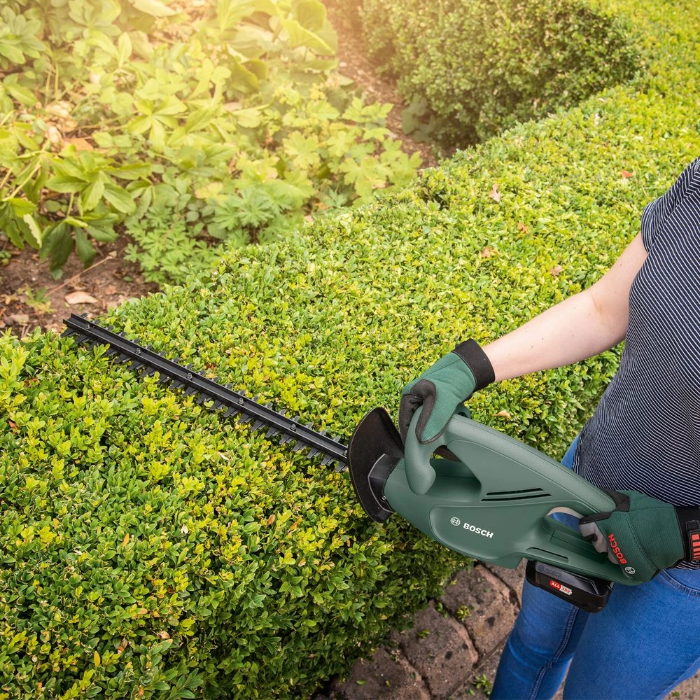 Bosch EasyHedgeCut 18-45 45cm 18V Cordless Hedge Trimmer (with 2.0Ah Battery & Charger) 6 Bosch EasyHedgeCut 18-45 45cm 18V Cordless Hedge Trimmer (with 2.0Ah Battery & Charger) - Image 4