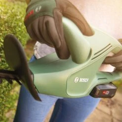 Bosch EasyHedgeCut 18-45 45cm 18V Cordless Hedge Trimmer (with 2.0Ah Battery & Charger) 14 Bosch EasyHedgeCut 18-45 45cm 18V Cordless Hedge Trimmer (with 2.0Ah Battery & Charger) -Garden Tool Store bosch easyhedgecut 18 45 lifestyle 3