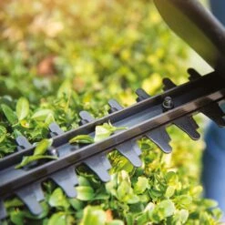 Bosch EasyHedgeCut 18-45 45cm 18V Cordless Hedge Trimmer (with 2.0Ah Battery & Charger) (Bundle Builder) -Garden Tool Store bosch easyhedgecut 18 45 lifestyle 4 2