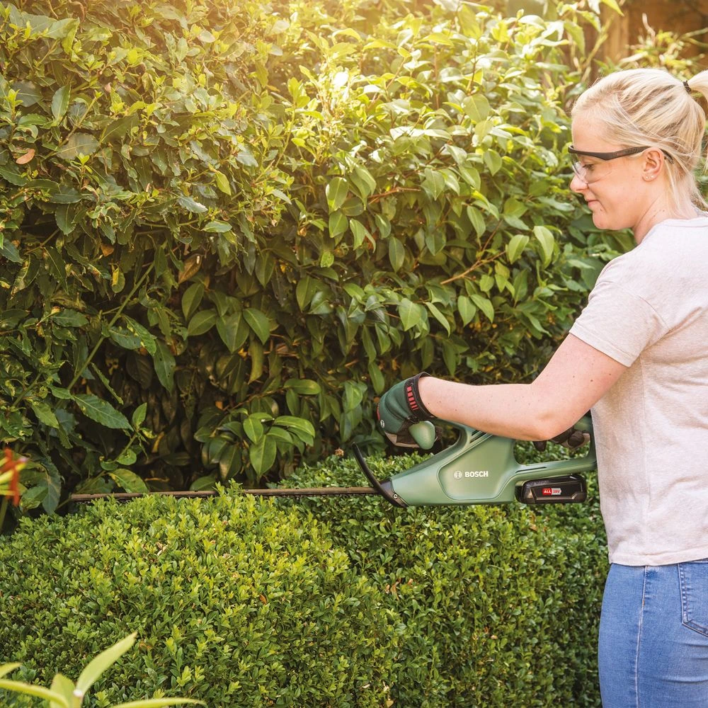 Bosch EasyHedgeCut 18-45 45cm 18V Cordless Hedge Trimmer (with 2.0Ah Battery & Charger) 9 Bosch EasyHedgeCut 18-45 45cm 18V Cordless Hedge Trimmer (with 2.0Ah Battery & Charger) - Image 7