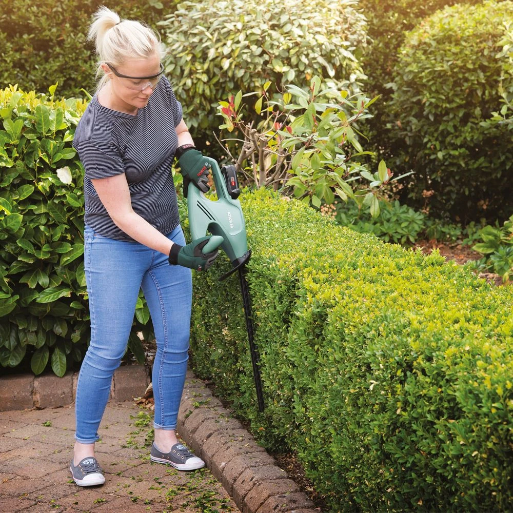 Bosch EasyHedgeCut 18-45 45cm 18V Cordless Hedge Trimmer (with 2.0Ah Battery & Charger) 10 Bosch EasyHedgeCut 18-45 45cm 18V Cordless Hedge Trimmer (with 2.0Ah Battery & Charger) - Image 8