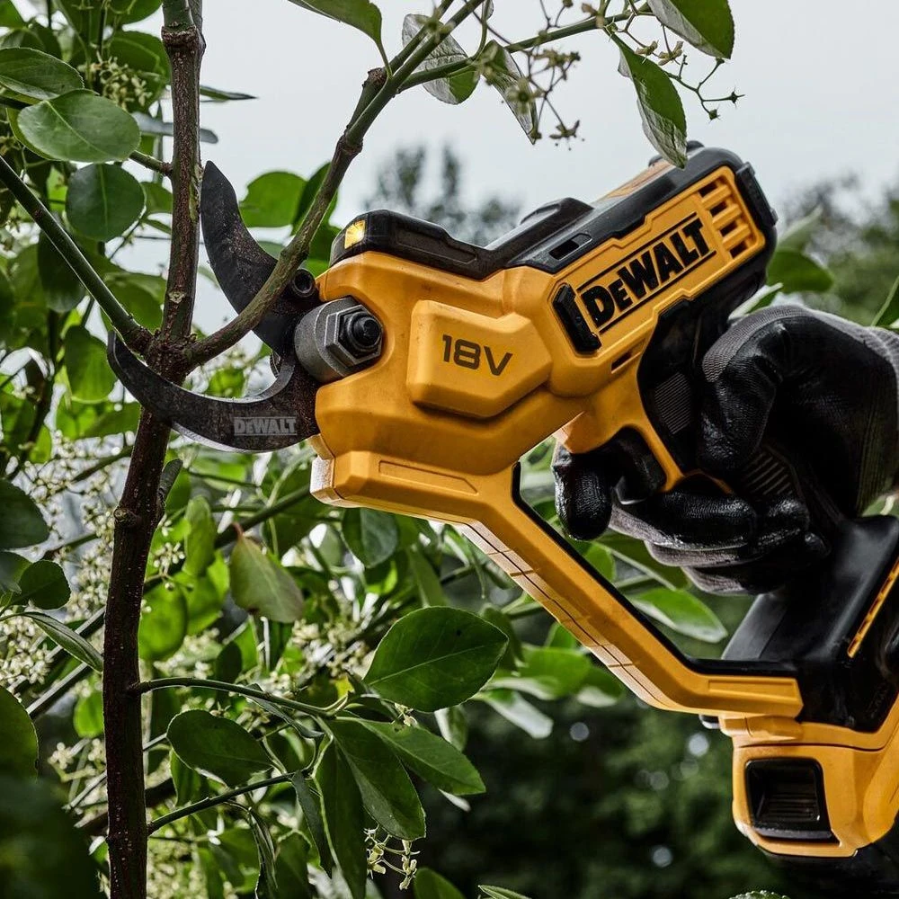 DeWalt DCMPP568N-XJ 18V XR Cordless Powered Pruner (Tool Only) 6 DeWalt DCMPP568N-XJ 18V XR Cordless Powered Pruner (Tool Only) - Image 4