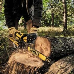 DeWalt DCM575X1-GB 54V XR FLEXVOLT 40cm Cordless Chainsaw (with 9Ah Battery & Fast Charger) -Garden Tool Store dewalt dcm575 in action
