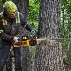 DeWalt DCMCS575X1-GB 54V XR FLEXVOLT 50cm Cordless Chainsaw (with 9Ah Battery & Fast Charger) -Garden Tool Store dewalt dcmcs575 chainsaw lifestyle 2