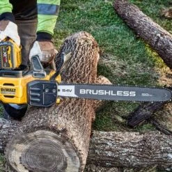 DeWalt DCMCS575X1-GB 54V XR FLEXVOLT 50cm Cordless Chainsaw (with 9Ah Battery & Fast Charger) -Garden Tool Store dewalt dcmcs575 chainsaw lifestyle