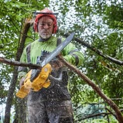 DeWalt DCMCS575X1-GB 54V XR FLEXVOLT 50cm Cordless Chainsaw (with 9Ah Battery & Fast Charger) -Garden Tool Store dewalt dcmcs575 chainsaw lifestyle 3