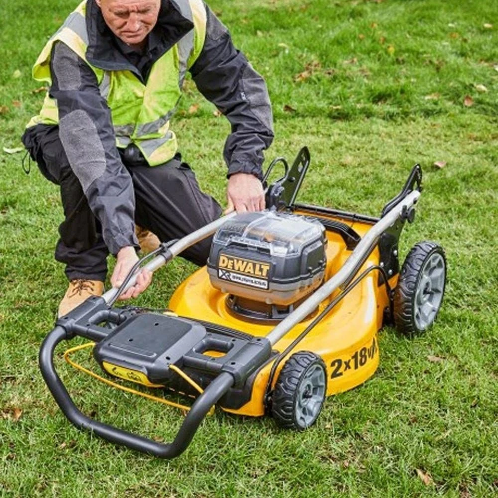 DeWalt DCMW564P2-GB 18V XR Push Cordless Lawn Mower (with 2 X 5Ah Batteries & Charger) 12 DeWalt DCMW564P2-GB 18V XR Push Cordless Lawn Mower (with 2 X 5Ah Batteries & Charger) - Image 10