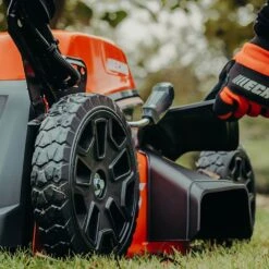 Echo DLM-310/46P Garden+ 40V Cordless Push Lawn Mower (Bare Tool) -Garden Tool Store echo dlm 310 46p lawnmower lifestyle 3 2