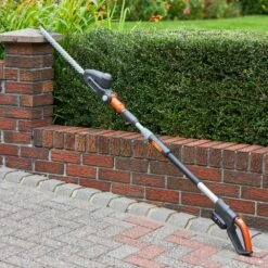 Flymo UltraReach 420 18V Cordless Pole Hedge Trimmer (with 2.5Ah Battery & Charger) -Garden Tool Store flymo ultrareach 420 pole hedge trimmer beauty