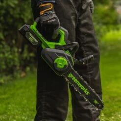 GreenWorks GD24CS30K4 DigiPro 24V Cordless Chainsaw (with 4Ah Battery & Charger) 13 GreenWorks GD24CS30K4 DigiPro 24V Cordless Chainsaw (with 4Ah Battery & Charger) -Garden Tool Store greenworks gd24cs30 lifestyle close 1