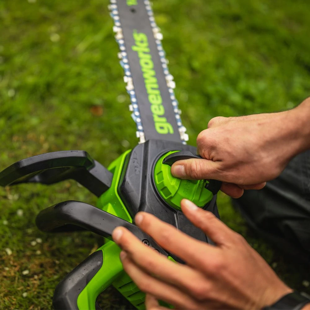 GreenWorks GD24CS30K4 DigiPro 24V Cordless Chainsaw (with 4Ah Battery & Charger) 9 GreenWorks GD24CS30K4 DigiPro 24V Cordless Chainsaw (with 4Ah Battery & Charger) - Image 7