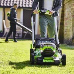 GreenWorks Pro GD60LM51SP 4-in-1 60V Variable Speed Self-Propelled Cordless Lawn Mower (Bare Tool) -Garden Tool Store greenworks gd60lm51sp lawnmoewr lifestyle 3 2