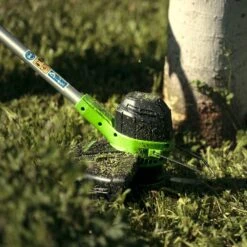 GreenWorks G40LTK2 G-MAX 40V Front Mount Cordless Grass Trimmer (with 1 X 2Ah Battery And 2A Charger) -Garden Tool Store greenworks gwg40lt lifestyle head 1