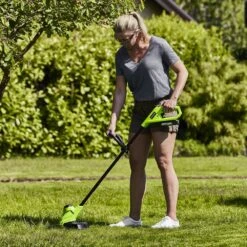 GreenWorks G24LT25K2 25cm 24V Cordless Grass Trimmer (with 2Ah Battery & 0.5A Economy Charger) -Garden Tool Store gwg24lt25 in use 2 1