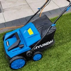 Hyundai HYSW1600E 1600W 38cm Electric Artificial Grass Sweeper / Brush -Garden Tool Store hyundai hysw1600e sweeper lifestyle stripe side
