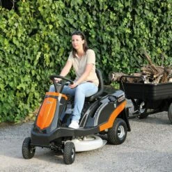 Oleo-Mac Mistral 72/12,5 K H Hydrostatic Rear Collect Ride-On Mower -Garden Tool Store mistral lifestyle