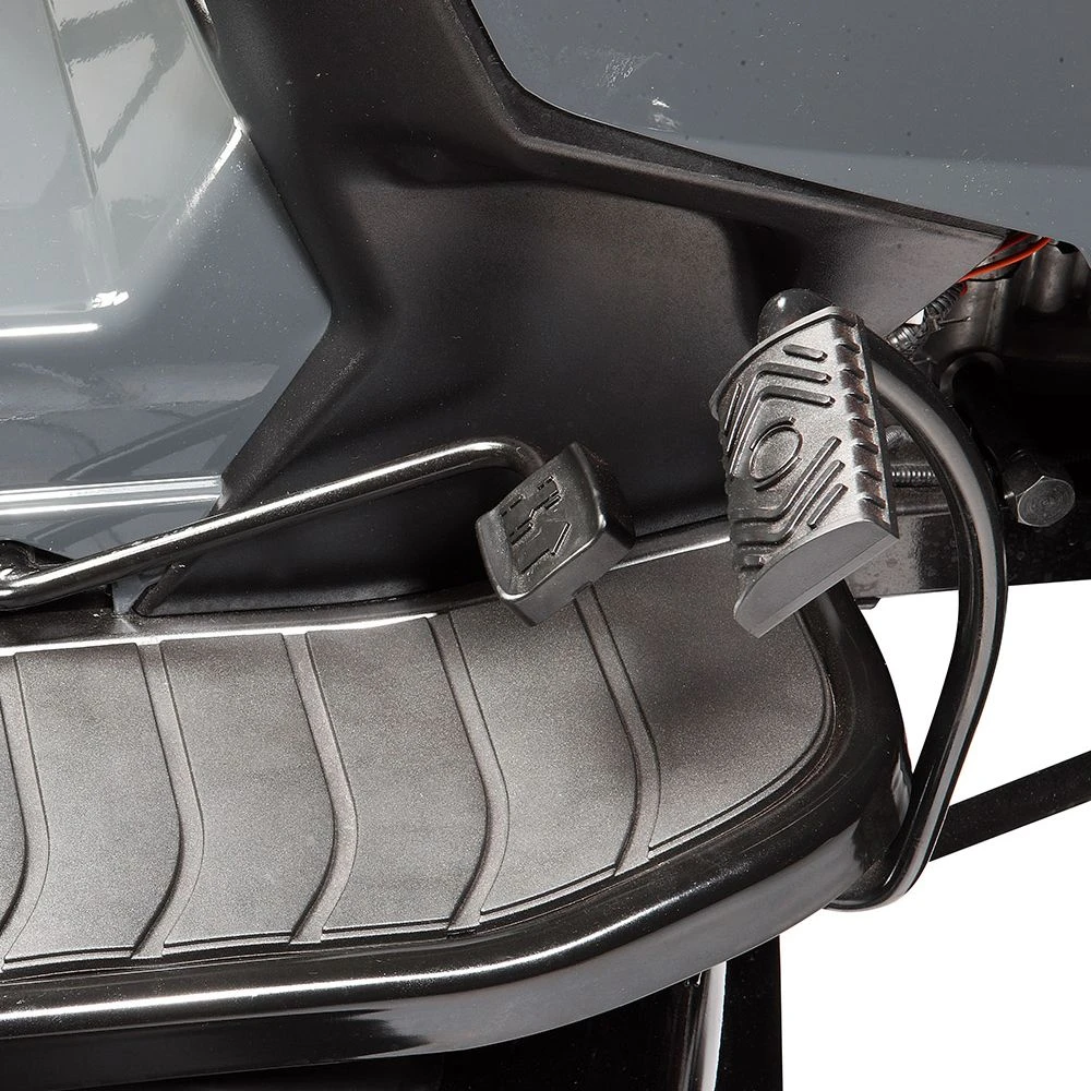 Oleo-Mac OM 108 L/16 KH 108cm Hydrostatic Side Discharge Lawn Tractor 5 Oleo-Mac OM 108 L/16 KH 108cm Hydrostatic Side Discharge Lawn Tractor - Image 3