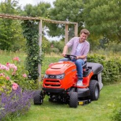 Simplicity Regent RD SRD210 96cm/38" Hydrostatic Rear Collect Lawn Tractor -Garden Tool Store simplicity regent srd210 lawn tractor lifestyle