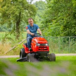 Simplicity Regent SLT175 107cm/42" Hydrostatic Mulching Rear Discharge Lawn Tractor 19 Simplicity Regent SLT175 107cm/42" Hydrostatic Mulching Rear Discharge Lawn Tractor -Garden Tool Store slt175 lifestyle