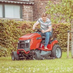 Snapper SPX275 122cm/48" Hydrostatic CentreCut™ Rear Discharge Lawn Tractor 21 Snapper SPX275 122cm/48" Hydrostatic CentreCut™ Rear Discharge Lawn Tractor -Garden Tool Store snapper spx275 lawn tractor lifestyle