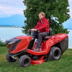 Solo By AL-KO T 15-95 HD-A Premium Hydrostatic Rear Collect Lawn Tractor -Garden Tool Store solo by al ko t18 95 hd v2 lawn tractor lifestyle 3 1