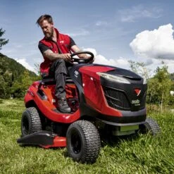 Solo By AL-KO T 15-93 HDS-A Comfort 93cm/36" Hydrostatic Side Discharge / Mulching Lawn Tractor -Garden Tool Store solo by al ko t22 111.3 hds a v2 lawn tractor lifestyle 2