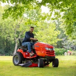 Simplicity Broadmoor SYT410 122cm/48" Hydrostatic Side Discharge Lawn Tractor -Garden Tool Store syt410 lifestyle 4