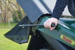 Webb 12530 77cm (30") Rear Collect Hydrostatic Ride-On Lawn Mower 13 Webb 12530 77cm (30") Rear Collect Hydrostatic Ride-On Lawn Mower -Garden Tool Store webb 12530 bag empty 2 1