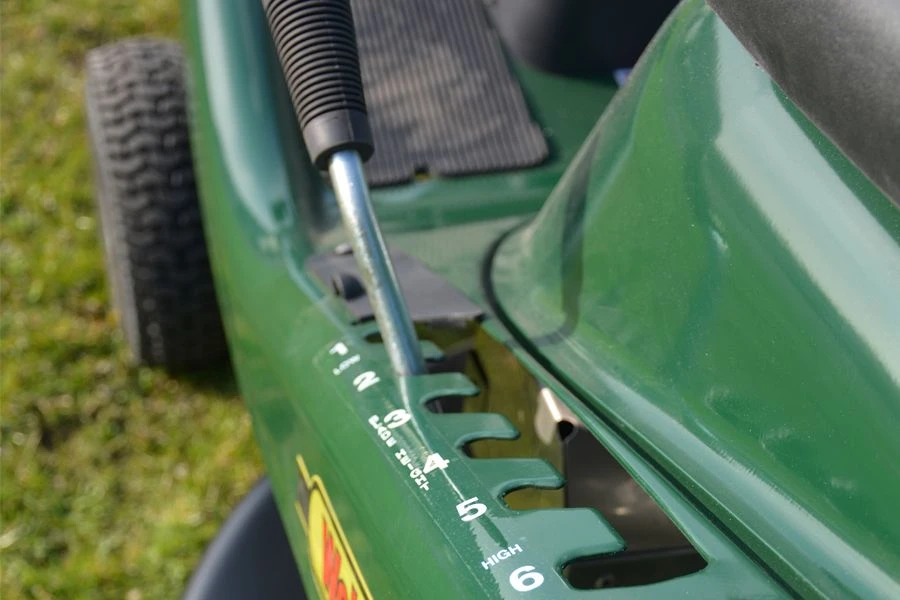 Webb 12530 77cm (30") Rear Collect Hydrostatic Ride-On Lawn Mower 4 Webb 12530 77cm (30") Rear Collect Hydrostatic Ride-On Lawn Mower - Image 2